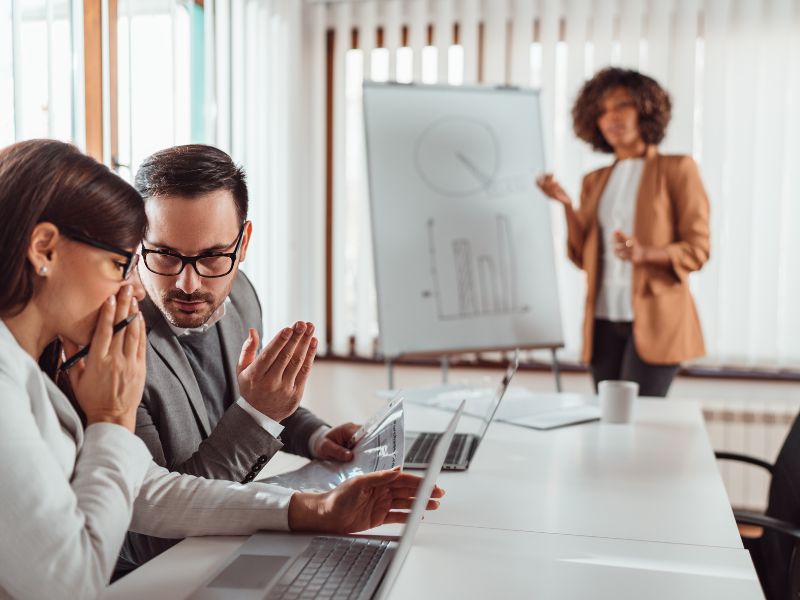 Marketing szeptany w Internecie – jak budować zaufanie do marki?