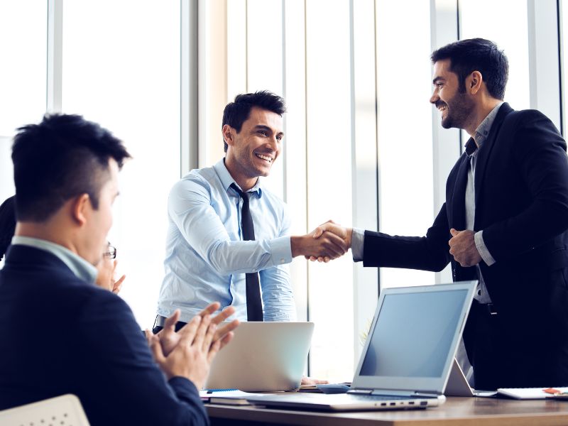 LinkedIn Ads vs tradycyjny networking – jak skutecznie pozyskiwać klientów biznesowych?