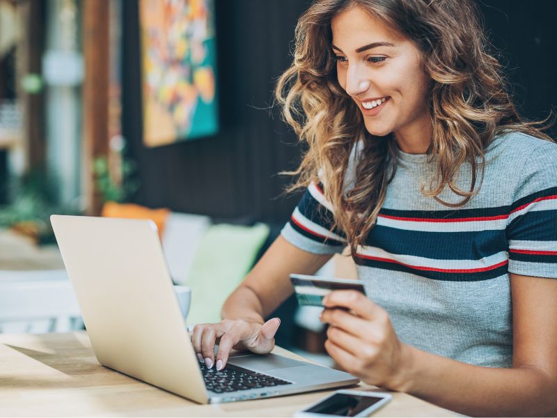 Rekomendacje i opinie w Internecie – dlaczego są ważniejsze niż niejedna reklama?