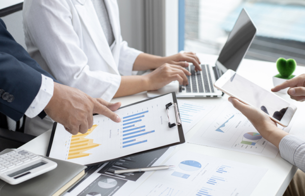 Dlaczego firmy, które pokazują ludzi, sprzedają więcej